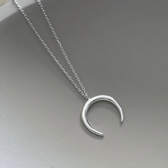 925 Sterling Silver Crescent Moon Necklace! NEW! - Picture 1 of 4